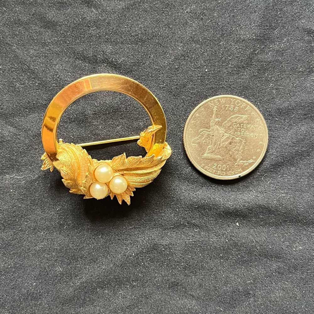 Vintage Gold Tone Brooch with Pearls